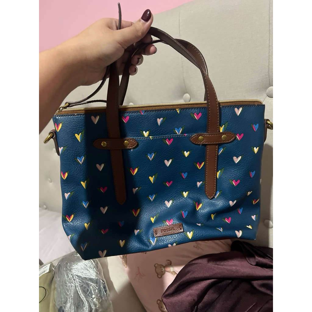 Fossil satchel blue ada tali panjangnya