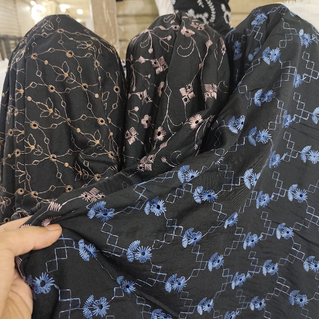 kain katun bordir Thouton hitam ( harga untuk ½ meter  )