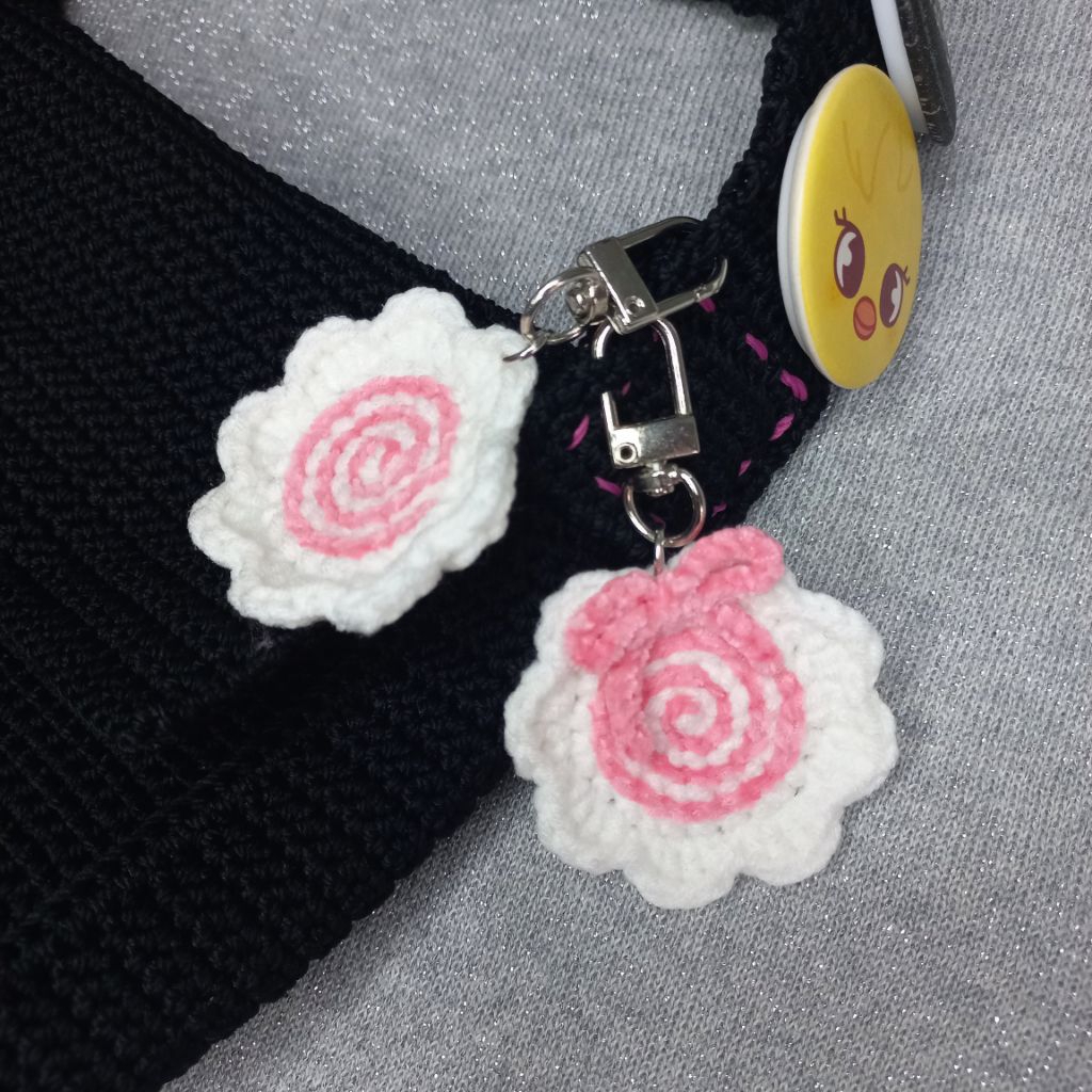 [READY STOCK] Narutomaki Fish Cake Amigurumi Keychain / Gantungan Kunci Rajut Narutomaki