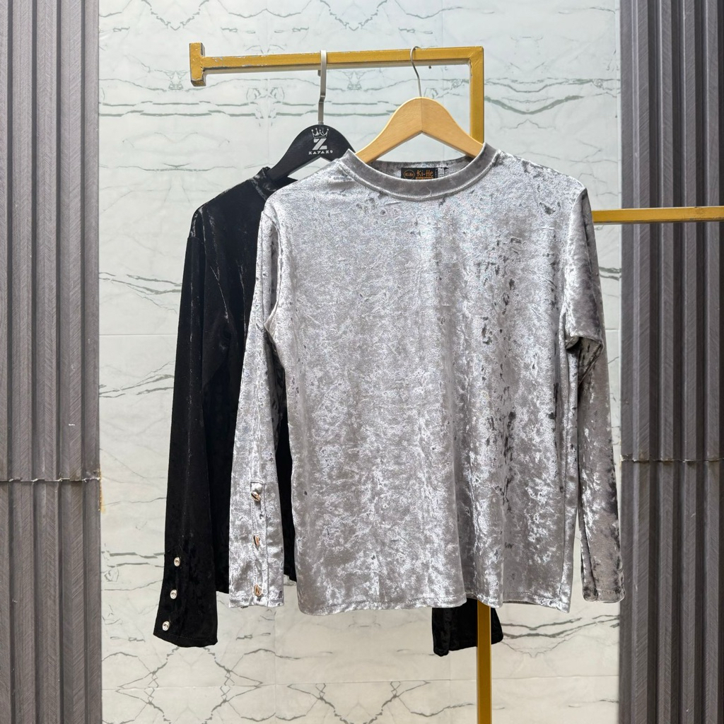 Baju bludru metalik abu dan hitam dengan hiasan kancing di bagian tangan