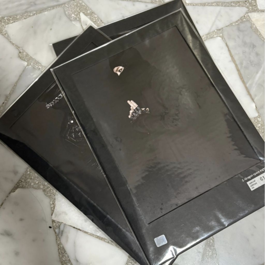 G dragon x space 8 limited photo ( black series )
