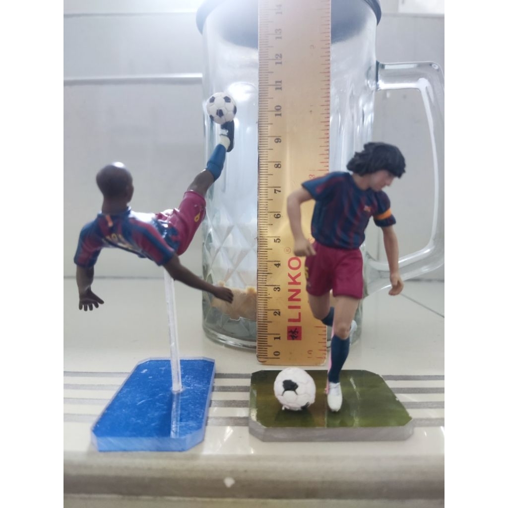 action figure pemain bola barcelona samuel eto'o dan carles puyol, ft champs.