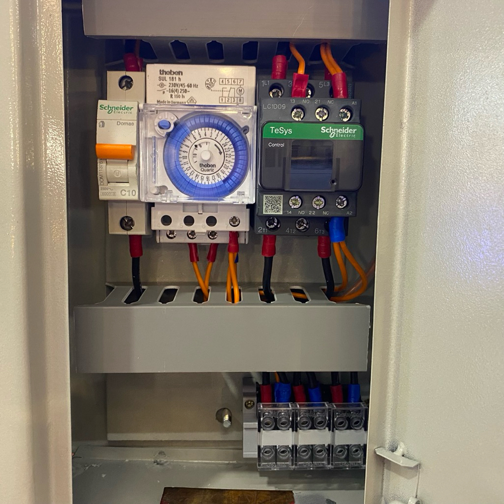 PANEL LAMPU JALAN AUTOMATIS LAMPU PJU / PANEL TIMER KONTAKTOR