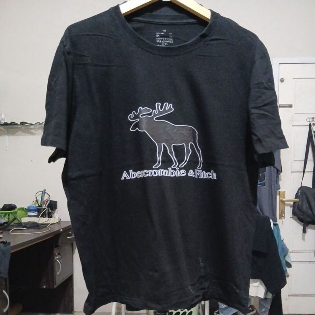 Kaos katun warna hitam pekat kerah kencang built up tanpa jahitan samping ABERCROMBIE second Origina