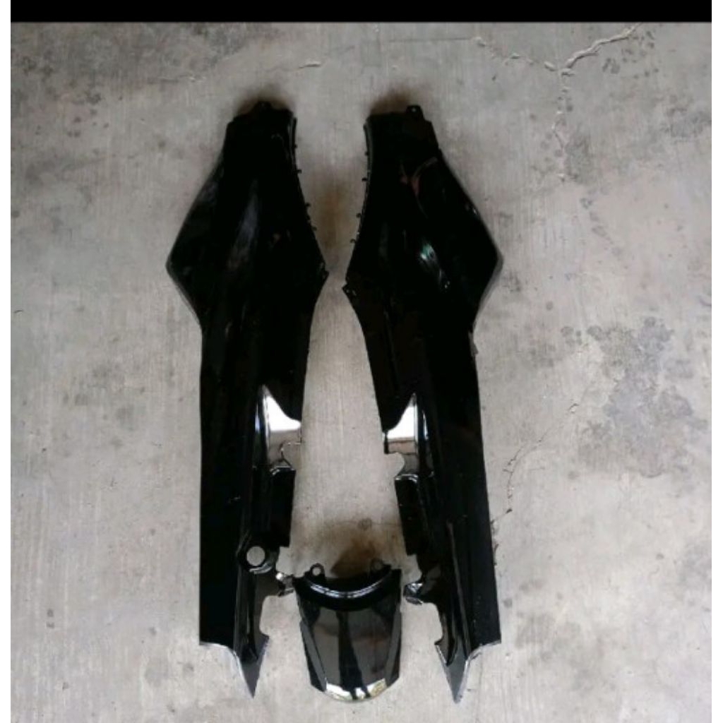 Cover bodi body tebeng belakang kanan kiri Suzuki Shogun R 110 warna hitam glosy
