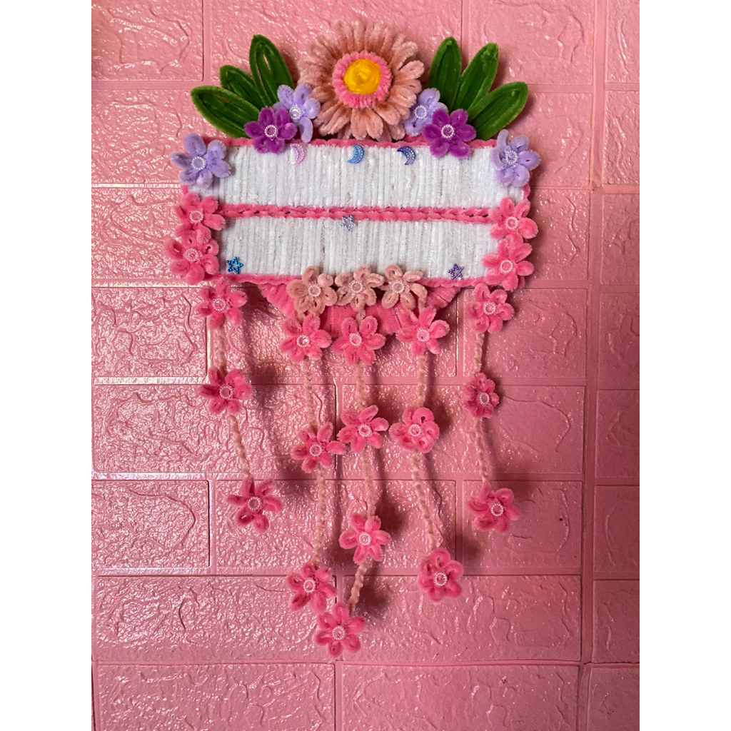 Nama, tempat tanggal lahir, tempel di dinding dari kawat bulu