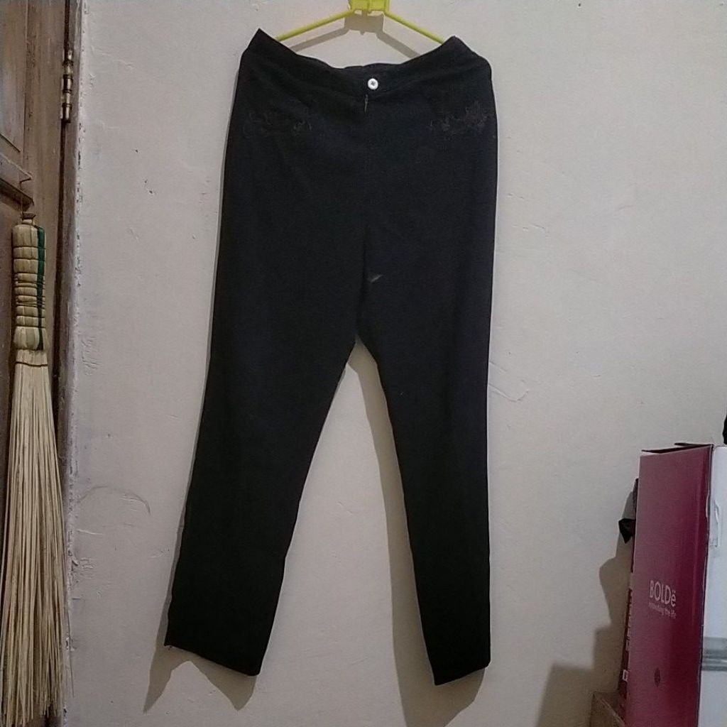 Preloved Celana Hitam