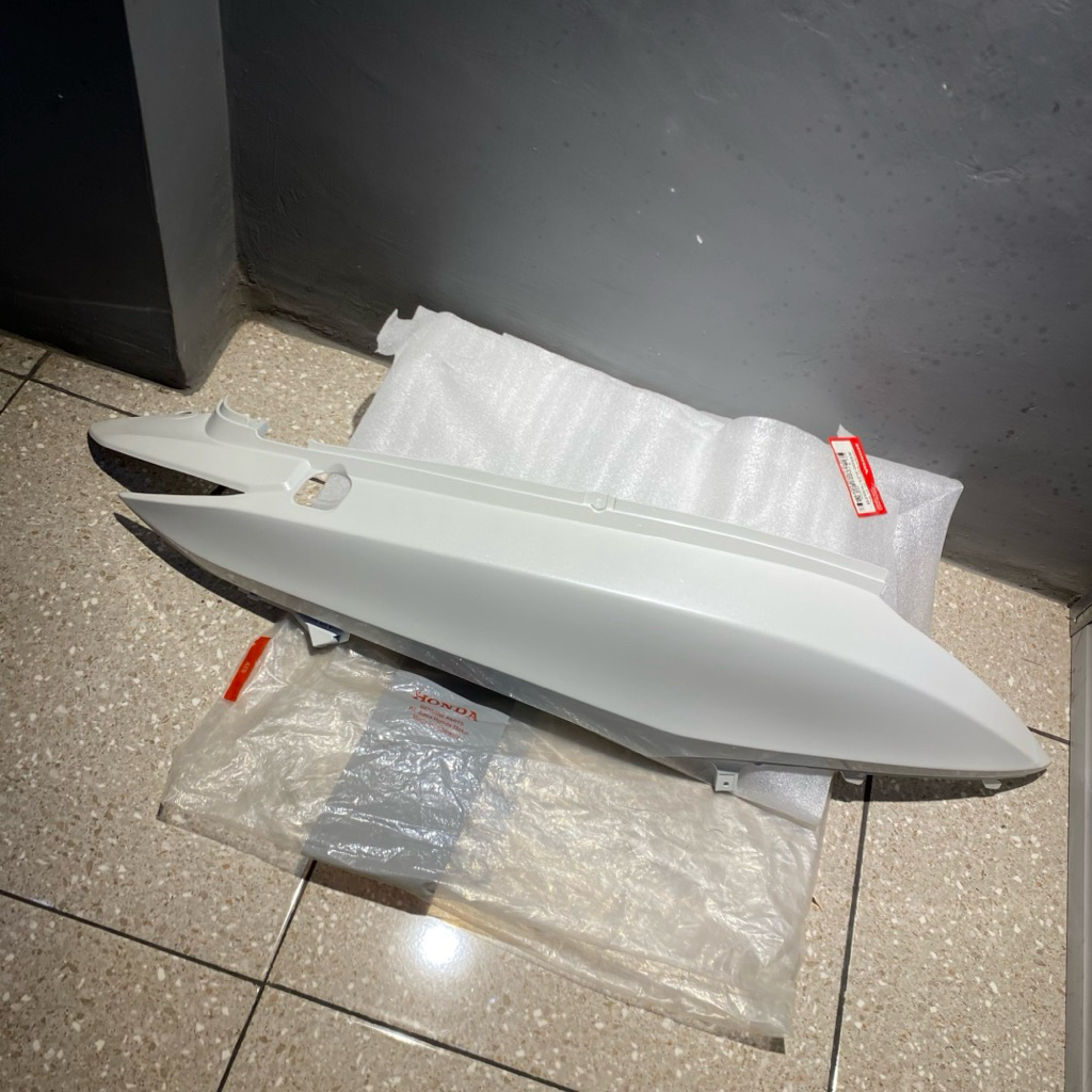 83500 KZL 930ZB COVER BODY SAMPING BELAKANG KANAN HONDA SPACY KARBU FI PUTIH ORIGINAL AHM