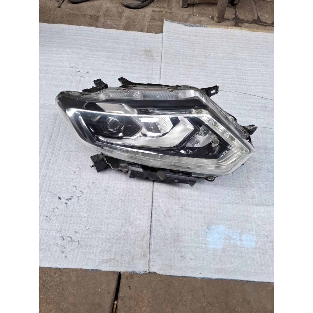 Headlamp Nissan XTrail t32 2015 2016 2017 2018 2019 LED original