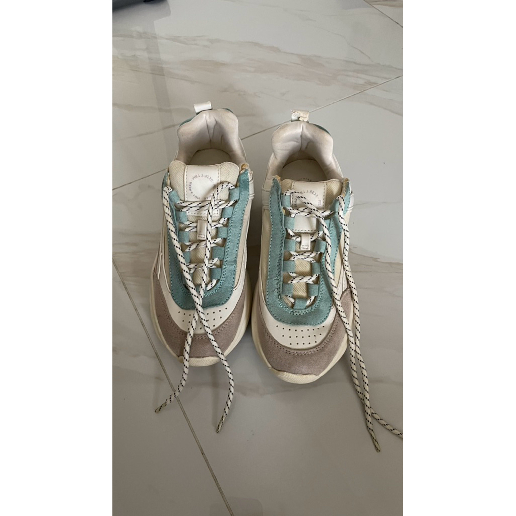 Preloved sepatu sneakers wanita pull&bear original bukan kw,preloved milik pribadi. Size 36
