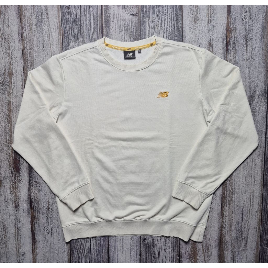 Jaket new balance achieve sweater crewneck Motoran Hangout unisex putih