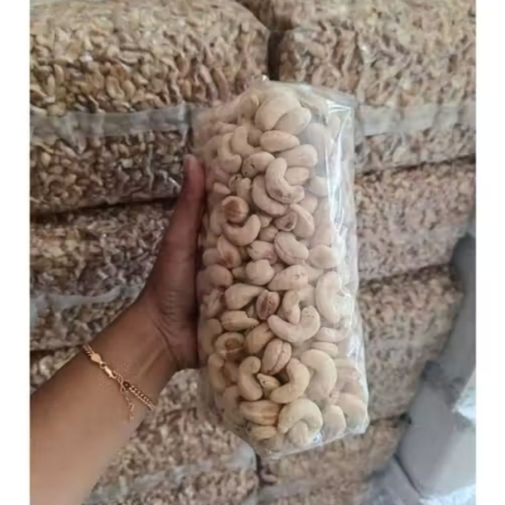 kacang Mede 1 kg mentah utuh