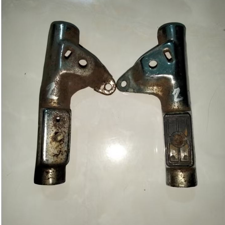 Kupingan pangkon lampu depan 2 motor Honda Win 100