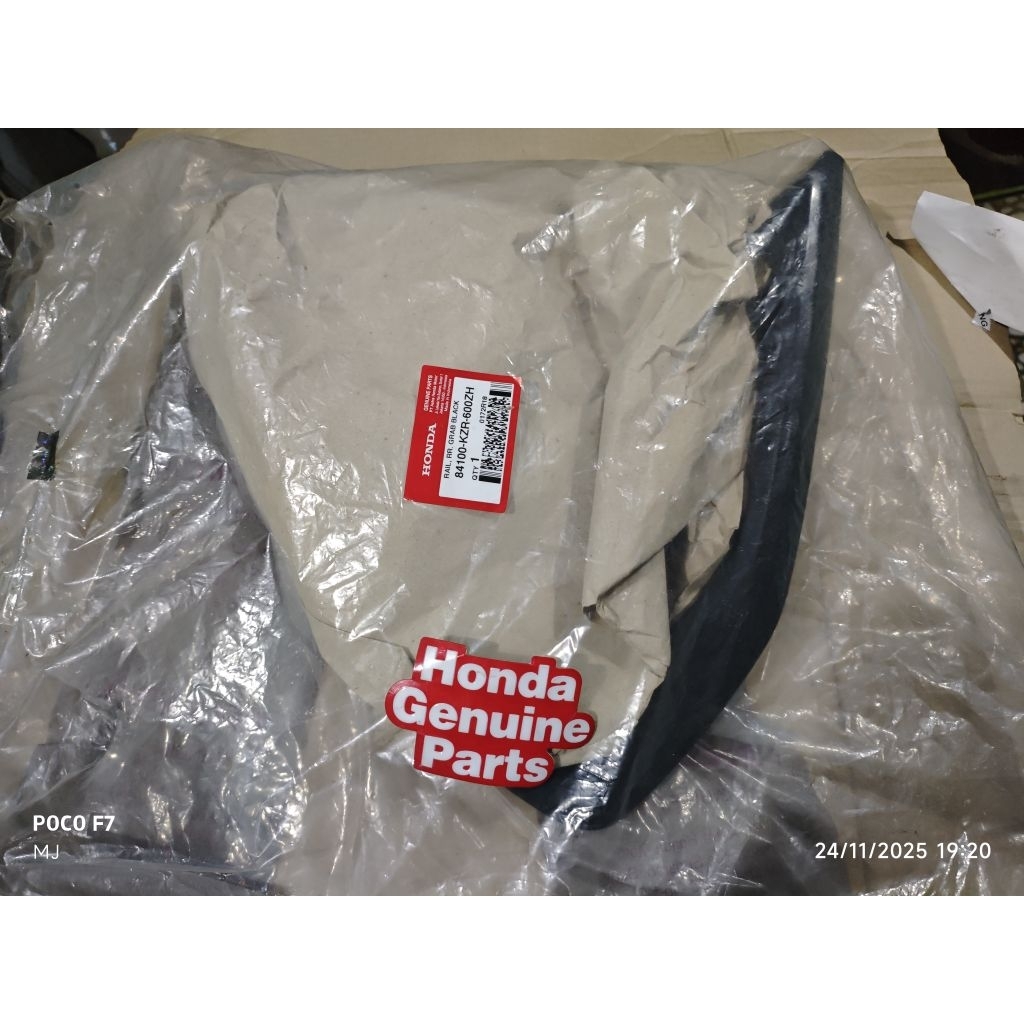 84100KZR600ZH / RAIL RR GRAB / BEHEL VARIO 125 KZR WARNA HITAM METALIK