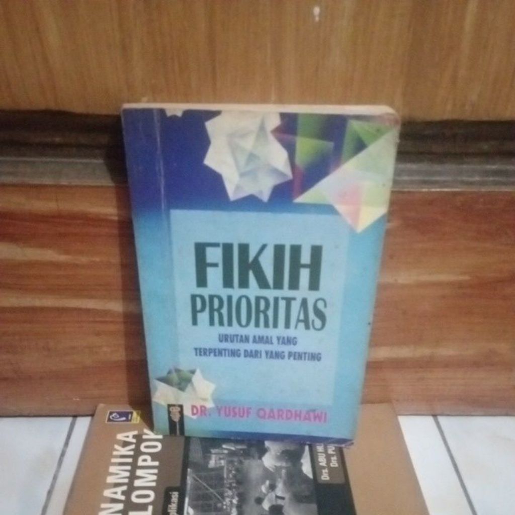 original bekas; Fikih / Fiqh Prioritas Urutan Amal Yang Terpenting dari Yang Penting oleh Yusuf Qard
