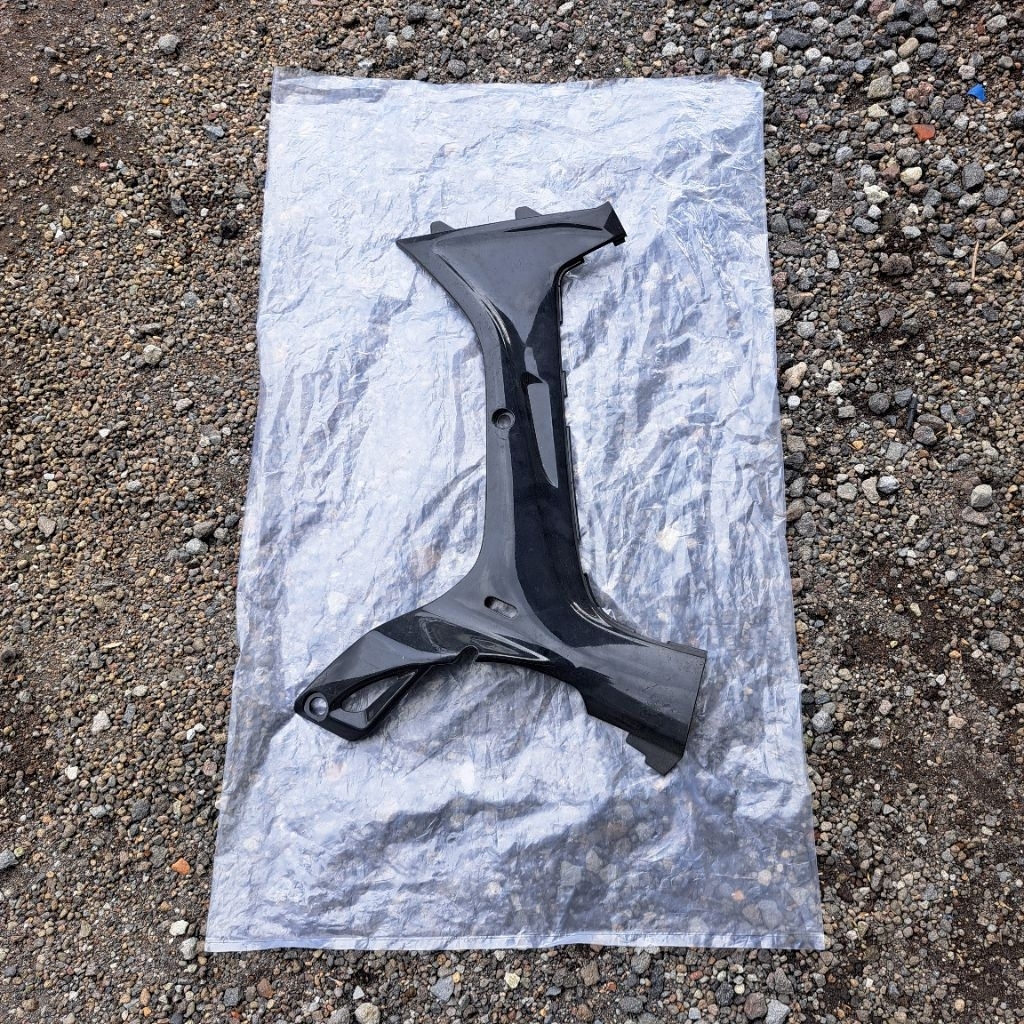 Sayap dalam legshield dalam kiri yamaha f1zr fizr hitam COVER UNDEE 1 (F1ZR) 4US-F8385-00-33 Origina