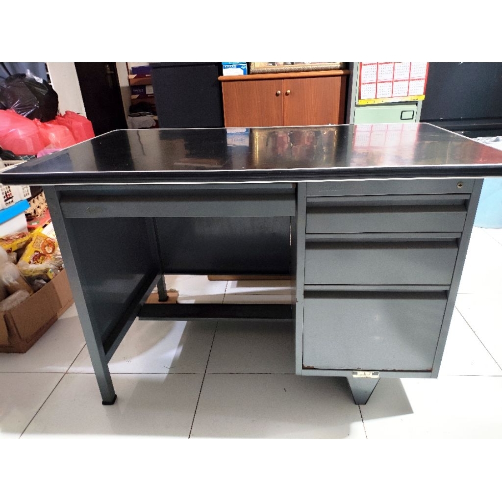 MEJA KANTOR BEKAS BAHAN FULL BESI