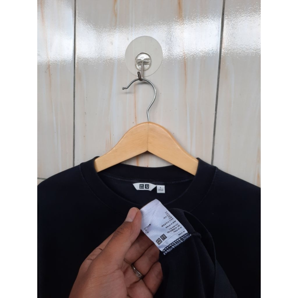 Longsleeve uniqlo u hitam pocket