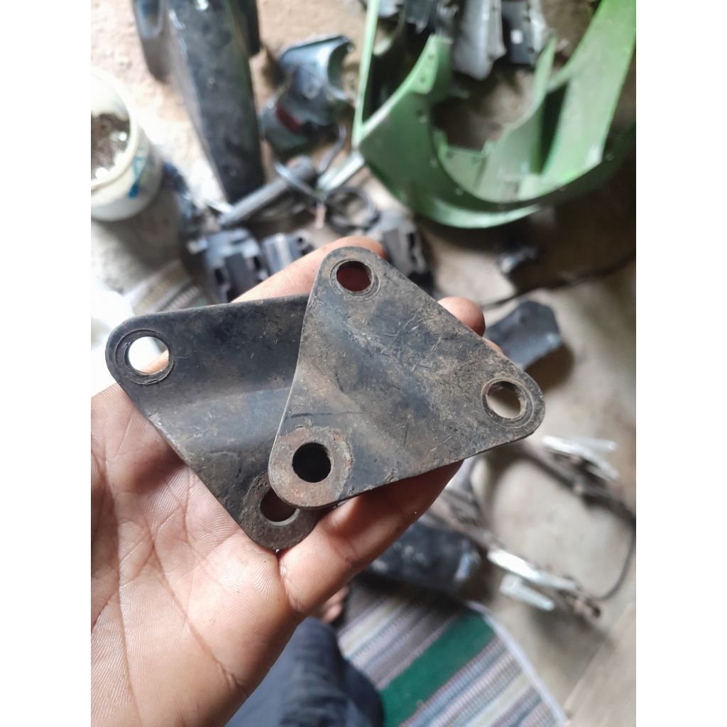 Braket mesin atas suzuki thunder 125 original