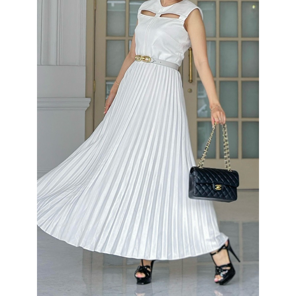 dress putih panjang.