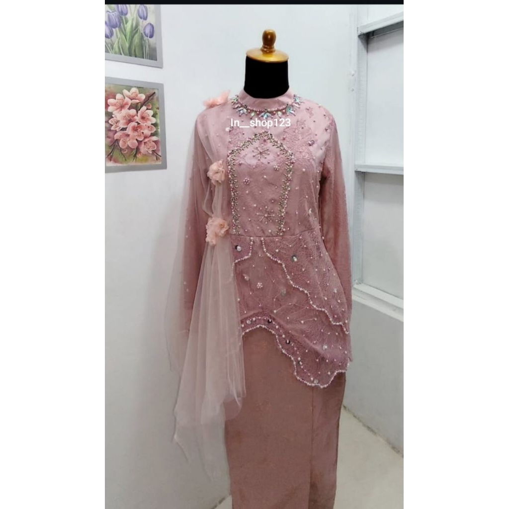 Kebaya Cantily warna pink & rok songket