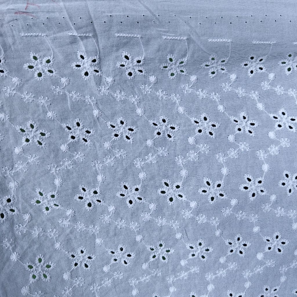 KAIN KATBOL WARNA PUTIH - KAIN BORDIR - KAIN KATUN BORDIR BOLONG SISA GARMENT WARNA PUTIH  HARGA/0,5