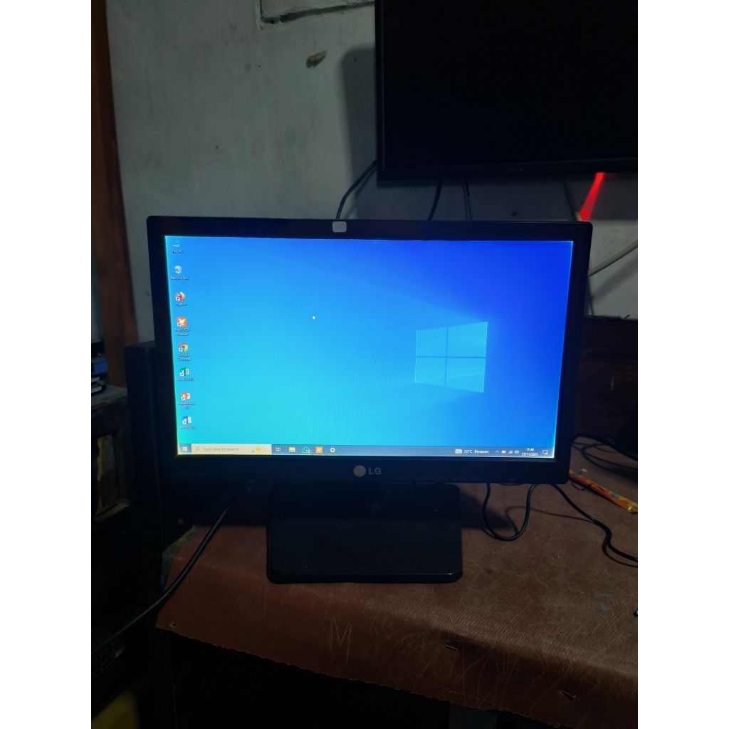 LED Monitor 16" Wide Merk LG Bekas Minus