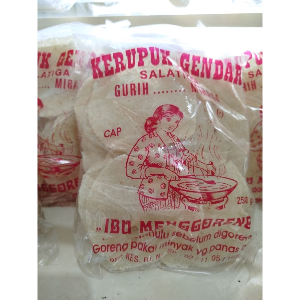 Kerupuk Gendar Ibu Menggoreng