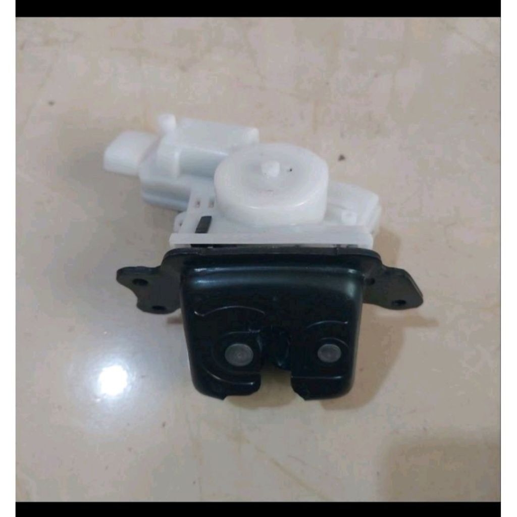 DOOR LOCK BAGASI INNOVA REBORN 2016 2022 ORIGINAL TOYOTA