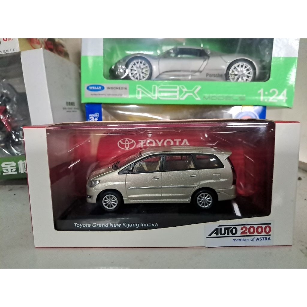 Diecast toyota asli grand New kijang innova inova miniatur mini atur die cast auto 2000 cocok pajang