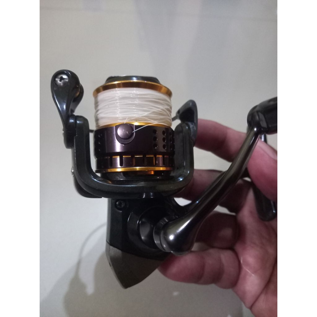 reel kamikaze carbon ul 500 putaran halus body lumayan mulus minus tutup handle bukan ori