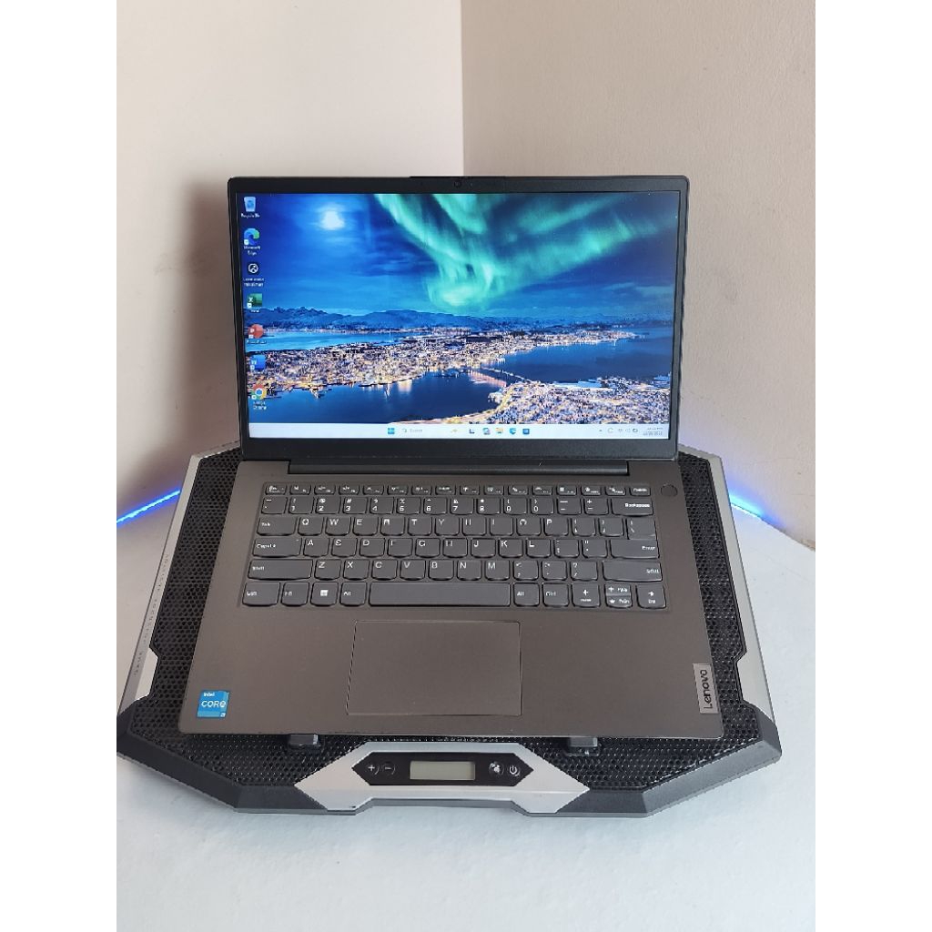 Lenovo V14Prosesor: Intel Core i3-1115G4 
RAM: 12GB
SSD: 256GB