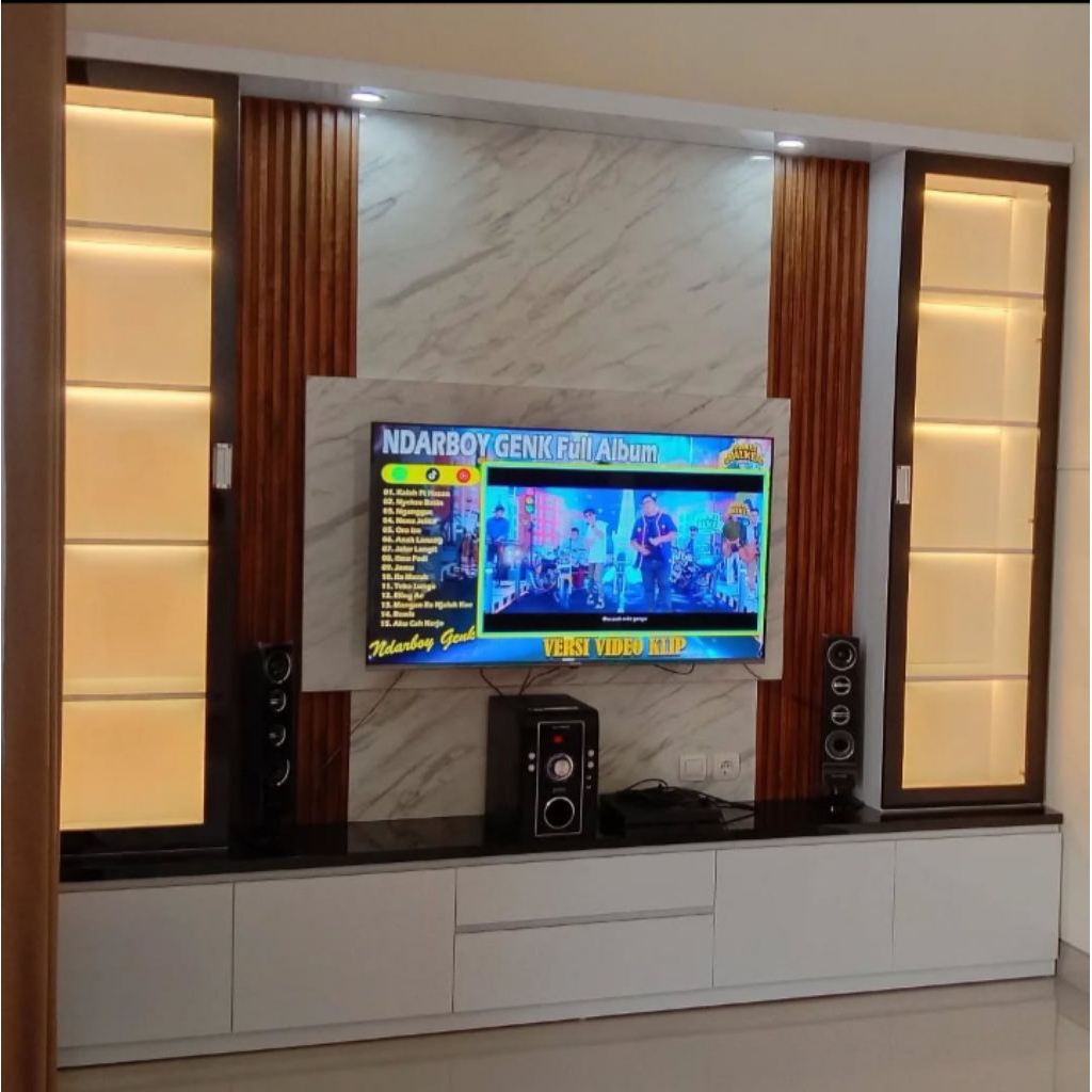 Custom Backdrop TV Minimalis Modern + Lemari Pajangan LED – Desain Mewah Ruang Tamu / Kediri Tulunga