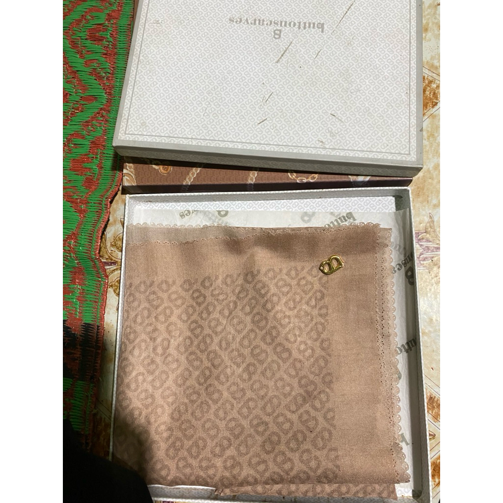 preloved scraf Buttonscarves tapis