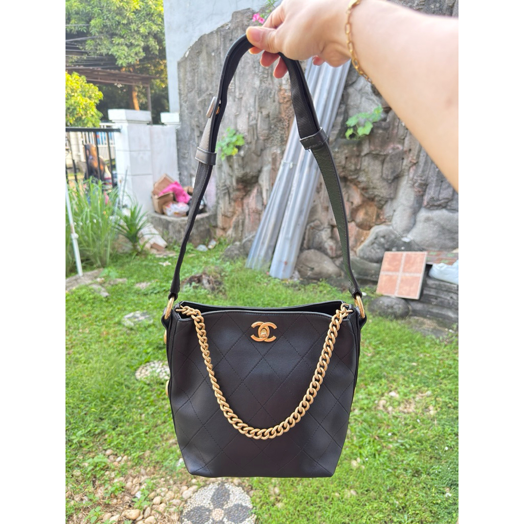 Channel Quilted Easy Mood Hobo