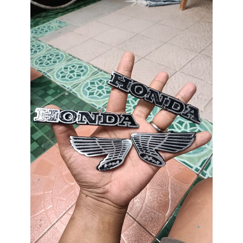 emblem Tangki cb100 1set emblem tangki cb100 galatik emblem tangki gelatik cb100 (LOKAL HITAM)