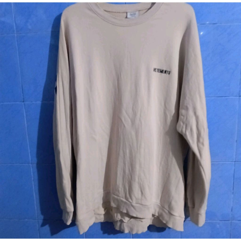 crewneck vetements cream..