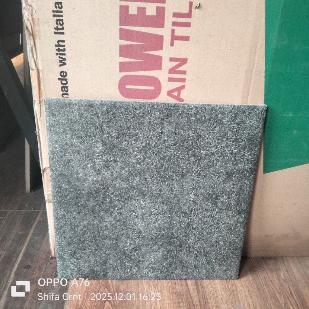 Keramik lantai 30x30.Everest Nero/Signature