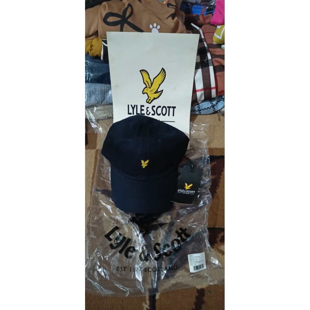 Caps lyle and scott