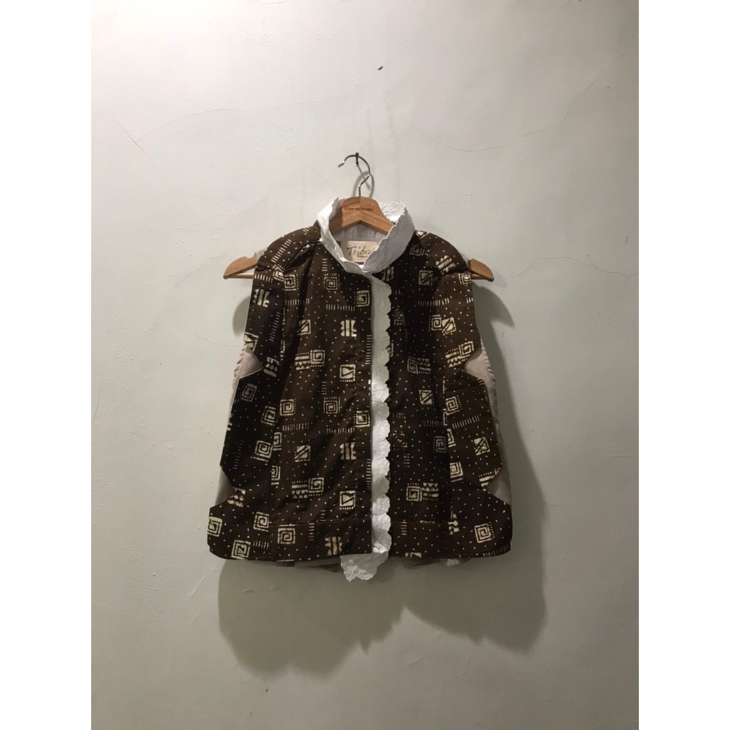 OLINE WORKROBE - TAKUMI SLEEVELESS TOP IN BATIK BROWN