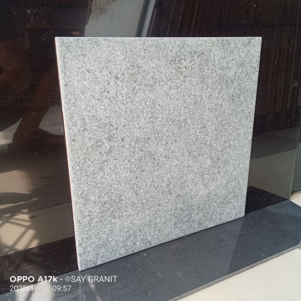 Keramik signature Ukuran 30x30Tipe Everest sand matt