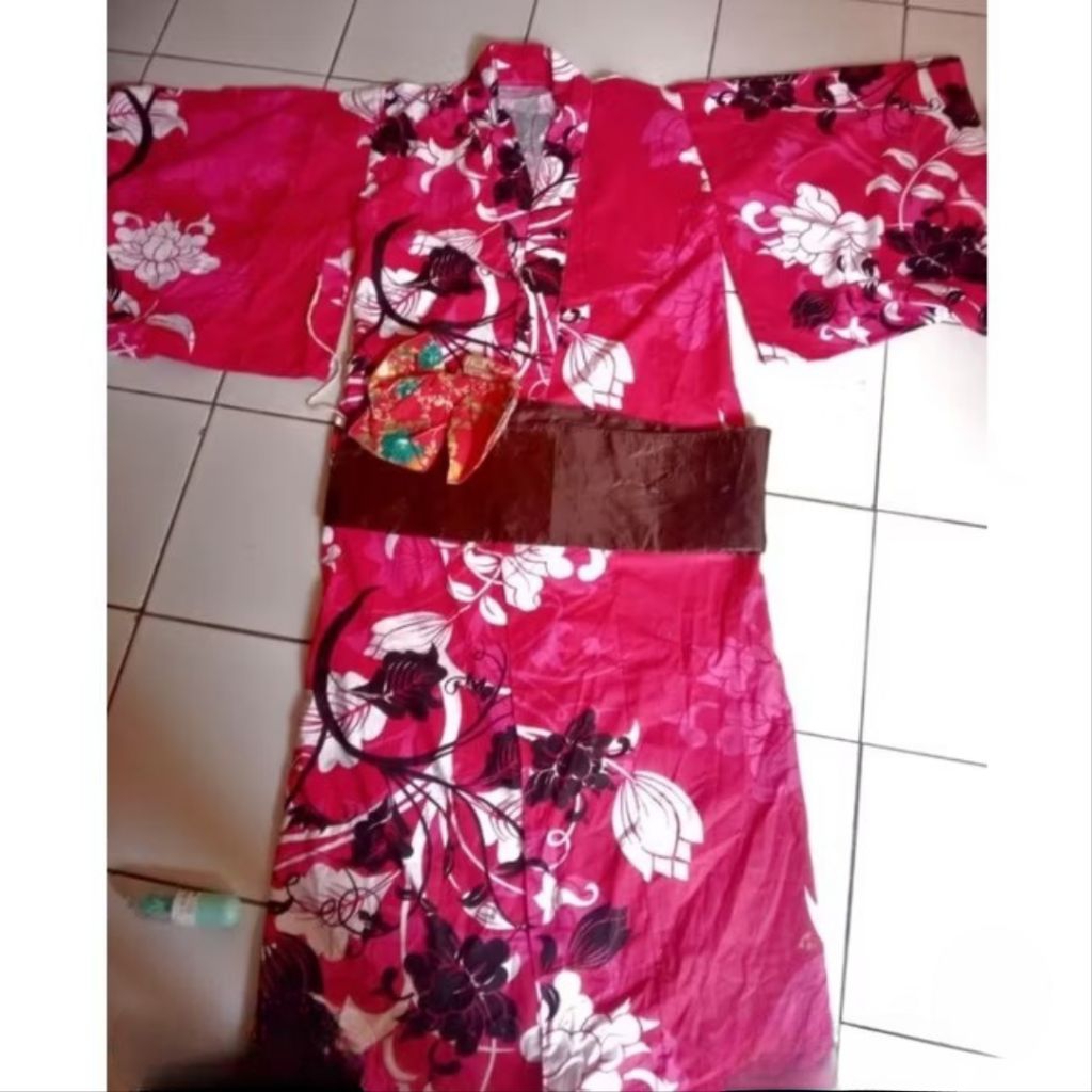 Preloved Baju Costume Yukata Merah Bermotif Fullset Obi Cokelat Tanpa Tas Bunga Tradisional Wanita P