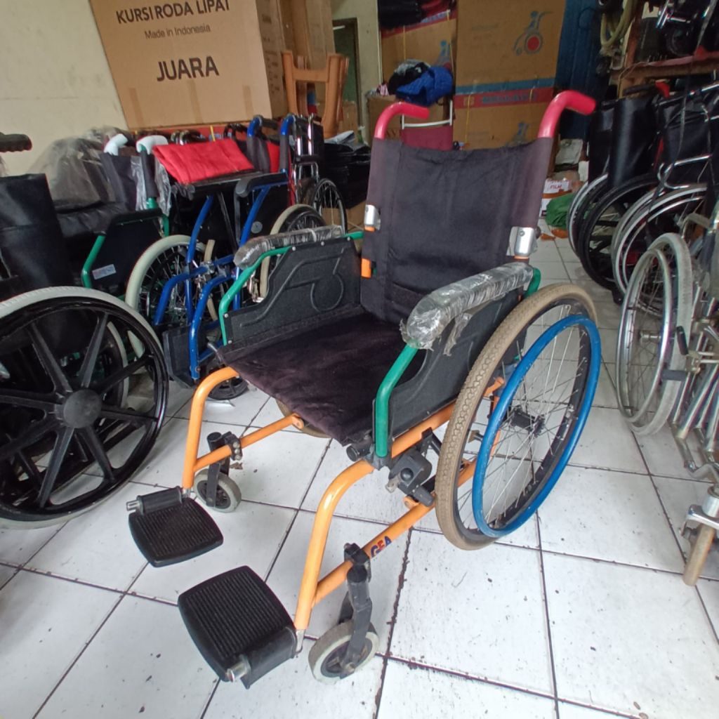 kursi roda alumunium seken kursi roda bekas siap pakai kursi roda jok tebal.ringan.bisa di lipat.sia