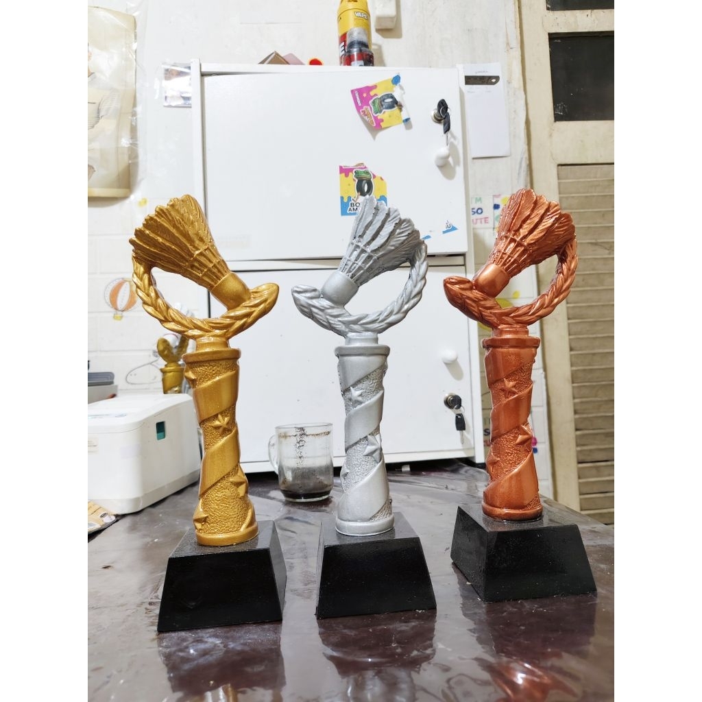 piala bulutangkis/badminton.1set