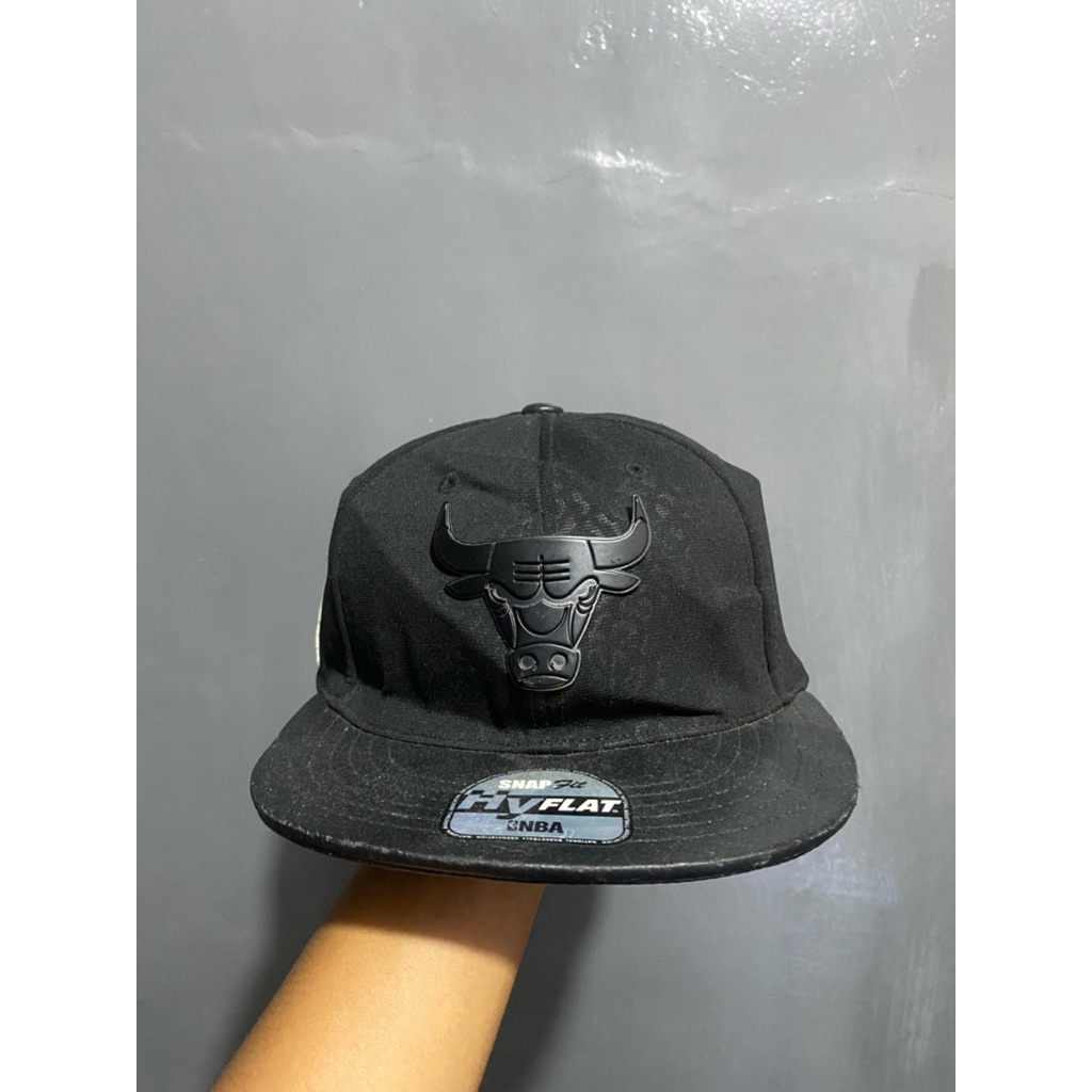 Topi Snapback NBA Chicago Bulls Logo Besi Hitam