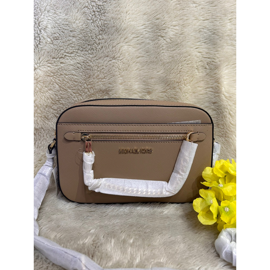 MK JET SET LARGE ZIP CHAIN XBODY CAMEL