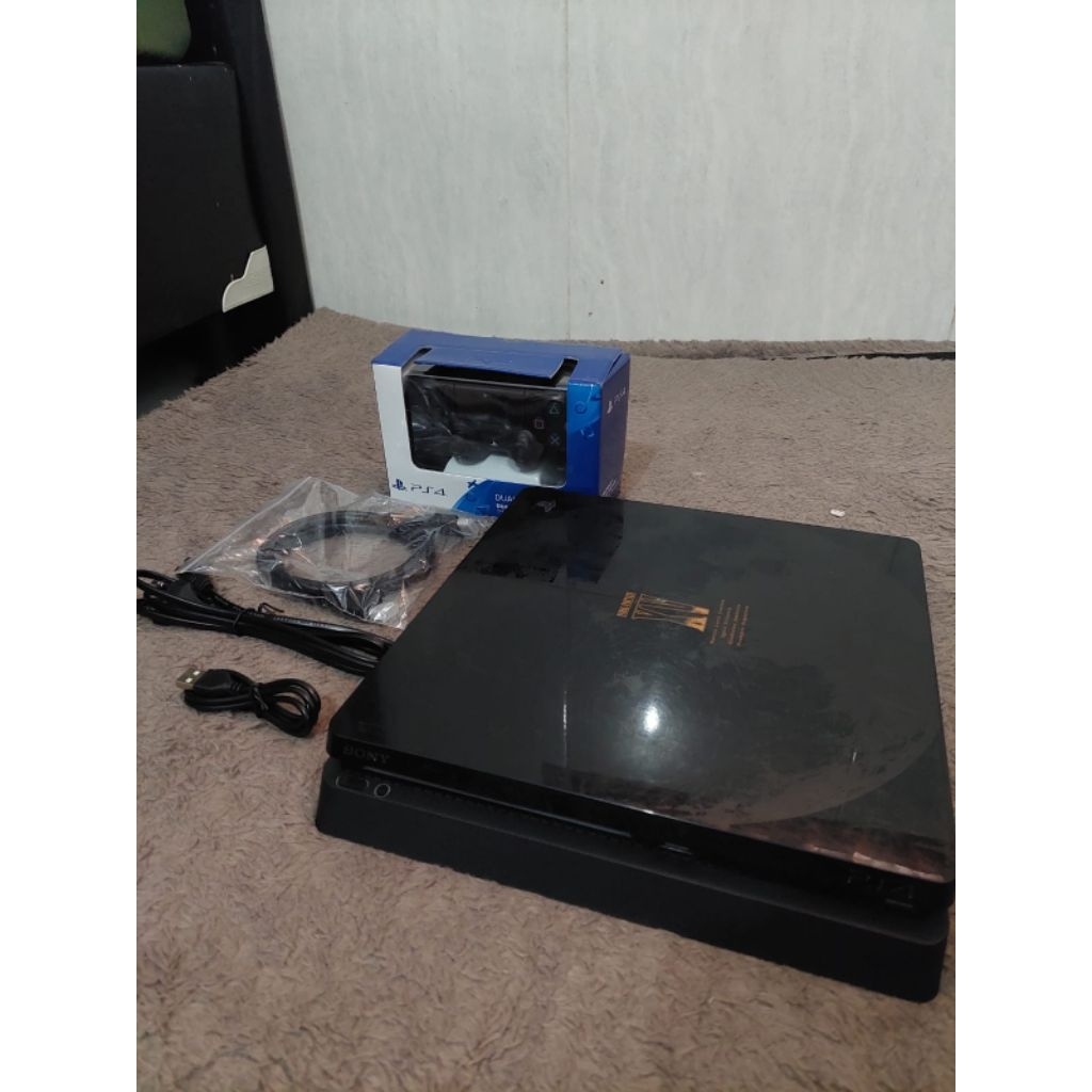 PS 4 slim original 500gb limited edition final fantasy