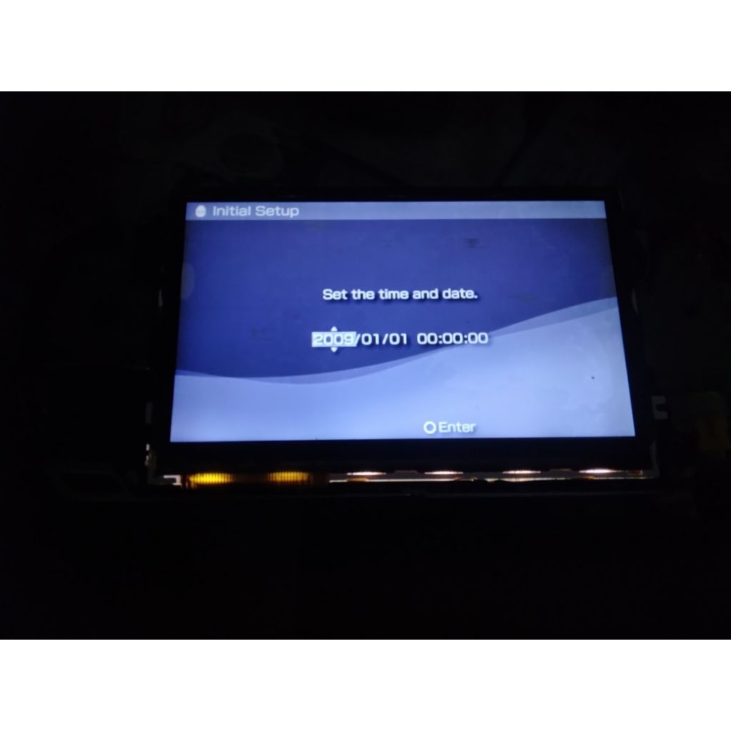 lcd psp seri 2000 ada coretan garis tipis" dan tompel samar