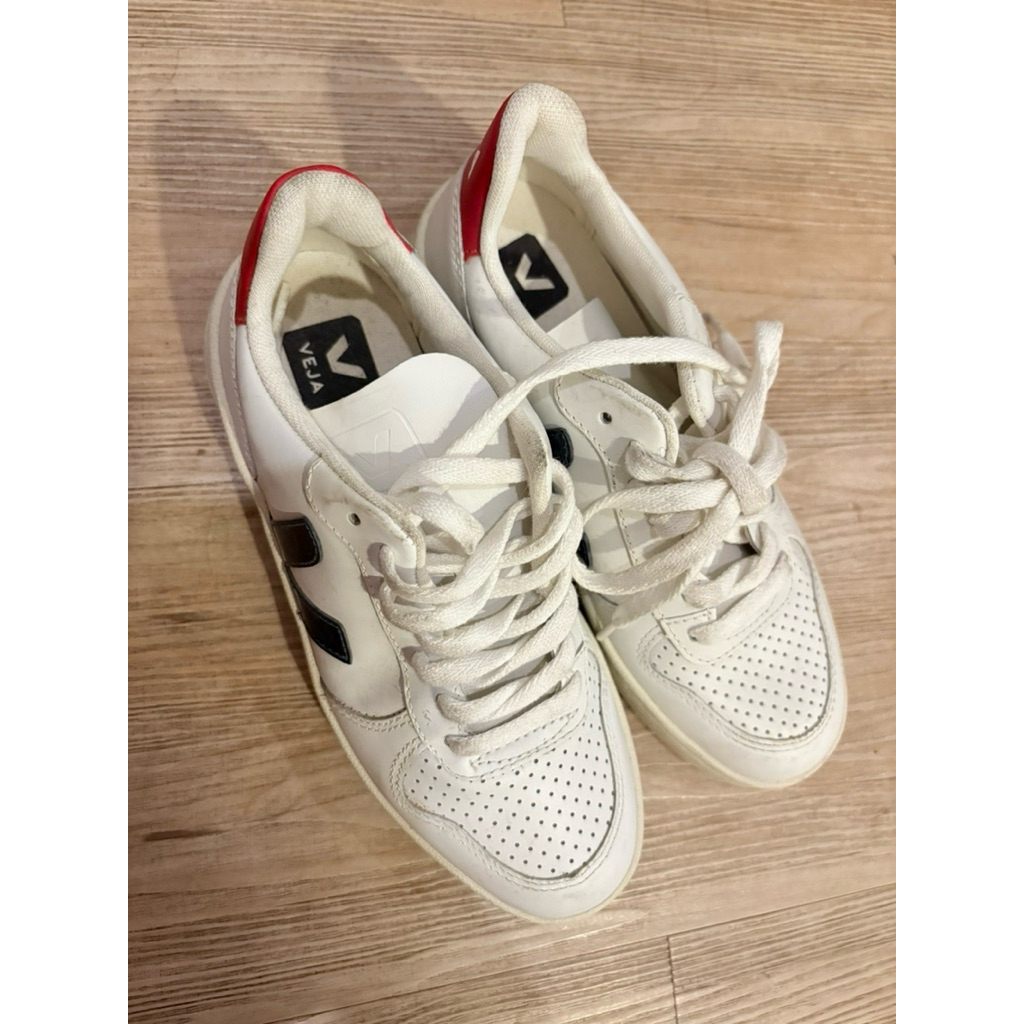 Veja Women V-10