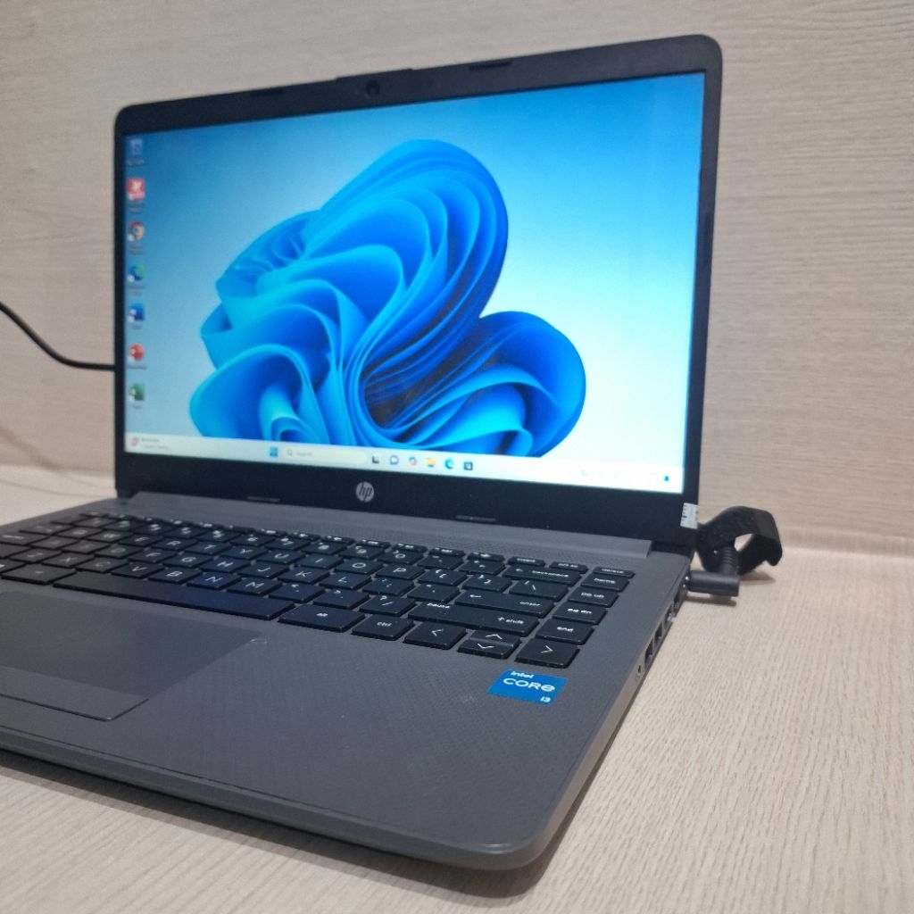 697. Hp 240 G9 core i3 gen 12